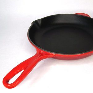 Le Creuset classic skillet #23 in cerise. Gorgeous color! GUC